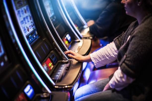 menirtoto live baccarat table with dealer and player interface